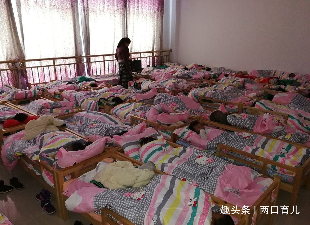 孩子们|幼儿园开着空调孩子还起了痱子看完监控后,家长们都怒了