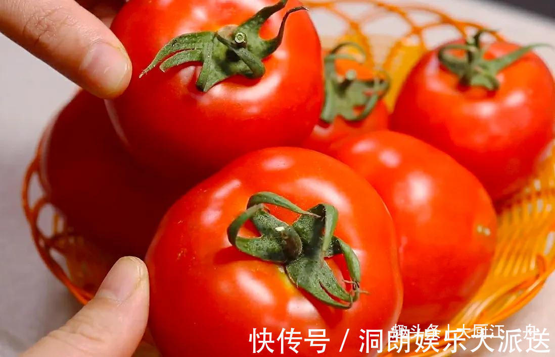 买西红柿时,选5片叶还是6片叶老菜农别再买错了,难吃还费钱