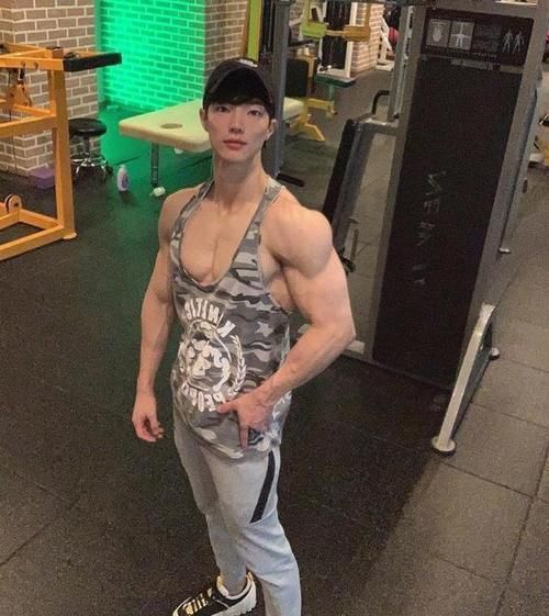 肌肉|肌肉男模长得好有型,胸肌和臂肌很精壮,腹肌和人鱼线如刀刻