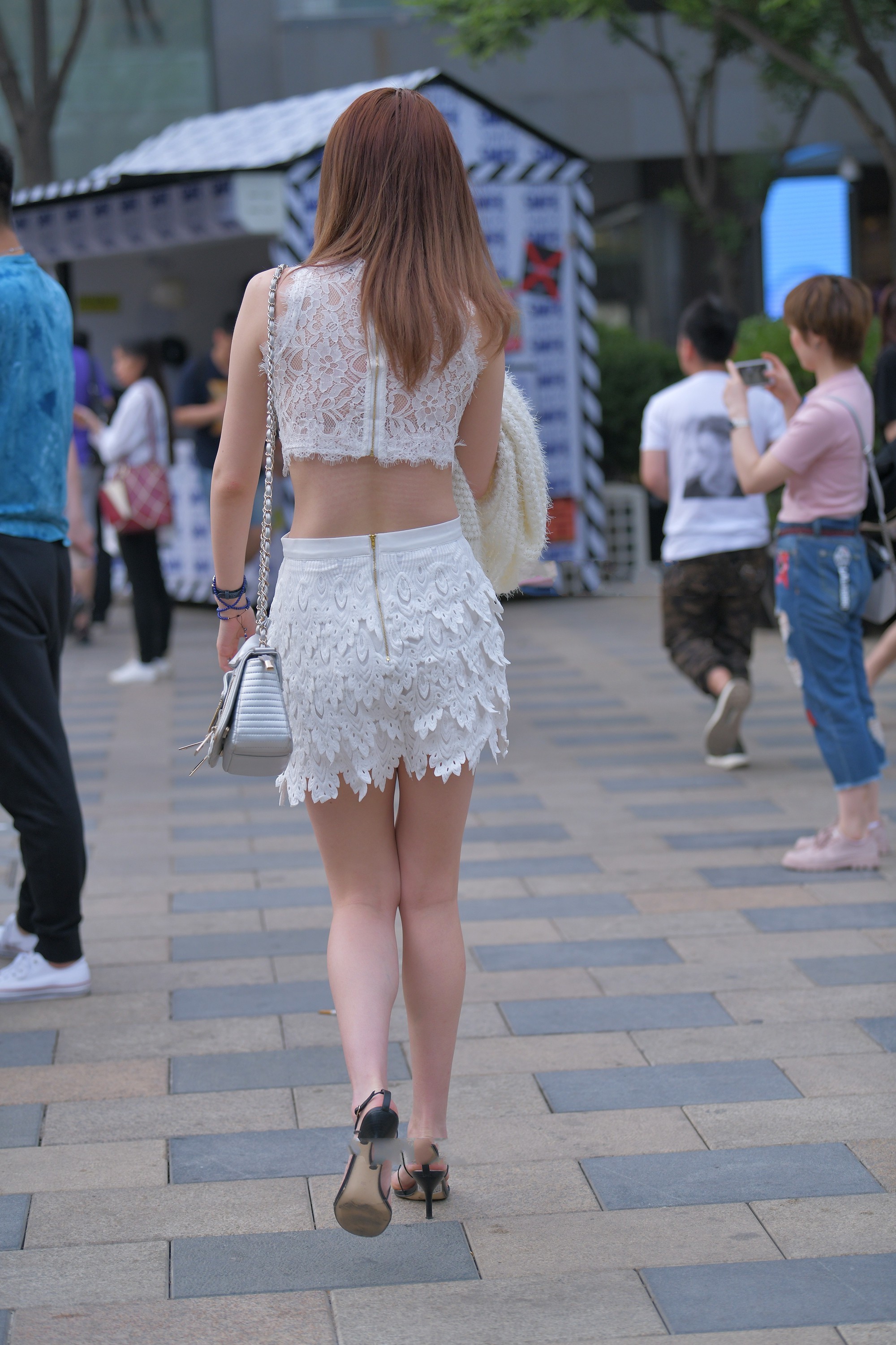 白色蕾丝花边套装,简单精致,尽显城市丽人感