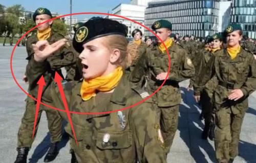 波兰|各国士兵“最吸睛”的敬礼手势？波兰的两指没啥，再看希腊女兵：怀疑眼睛