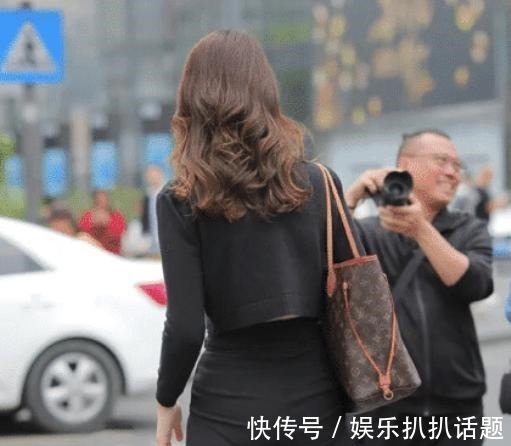 格子包 开衫针织衫搭配喇叭裤,职业休闲皆可穿,真是百搭啊!