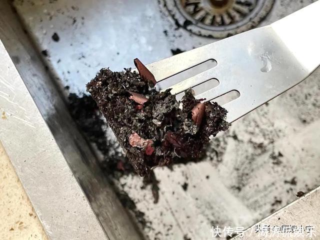 婆婆家锅底油垢太厚,巧媳妇只用1个小妙招,旧锅马上变新锅