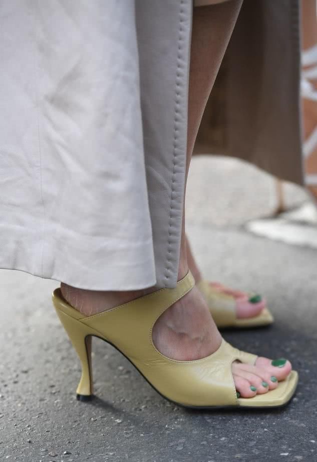 穿着|别总穿一字带凉鞋,今夏流行这些“双带”凉鞋,时髦洋气又舒适