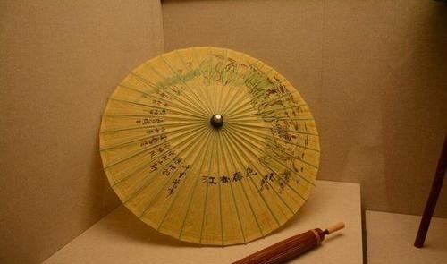 游客|杭州博物馆中有把万民伞,游客们看到上面的墨痕,竟都会心地笑了