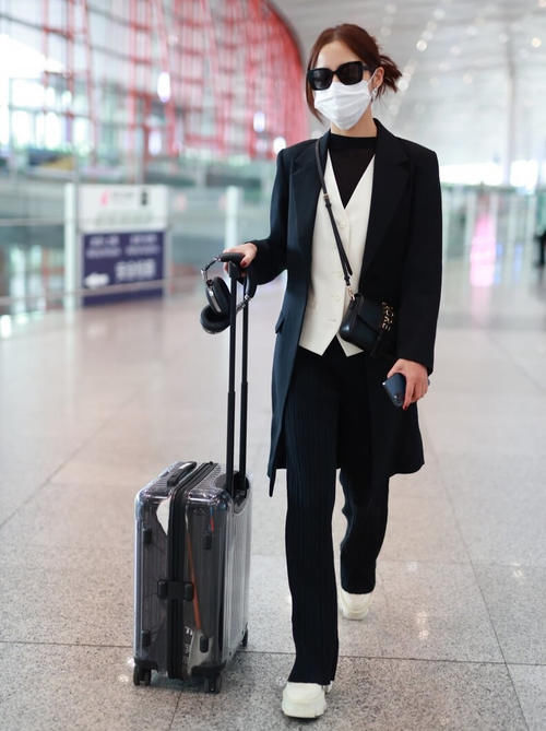 黑色大衣怎么穿美？搭阔腿裤大气优雅，配运动裤舒适有型，都好看