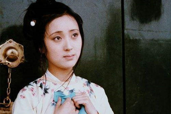 晴雯&贾宝玉送2条旧手帕,到底是啥情谊,让黛玉浑身火热,满面通红?