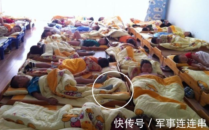 亮亮|幼儿园午睡时孩子“头对脚”,洁癖家长无法忍受,老师表示很正常