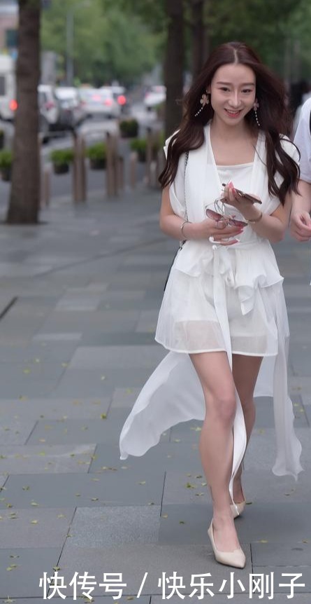 柔美的杀伤力,小姐姐身穿白色连衣裙,旁边的小哥哥就偷着笑吧