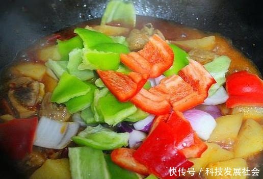 做大盘鸡直接加水炖,大错特错!牢记这2步,鸡肉鲜美多汁又嫩滑