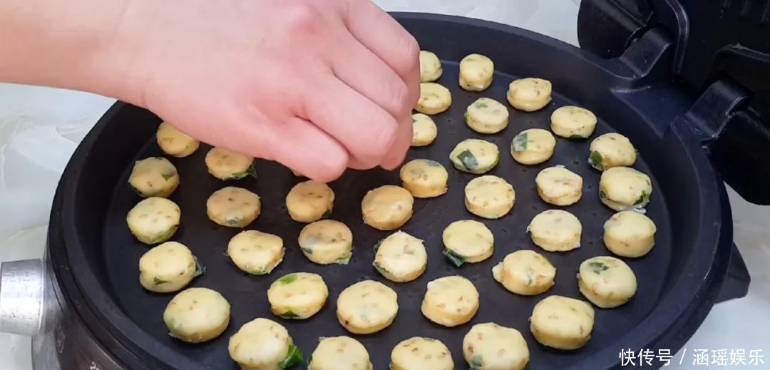 早餐别吃包子了,面粉中加2个鸡蛋,不蒸馒头不烙饼,出锅太香了