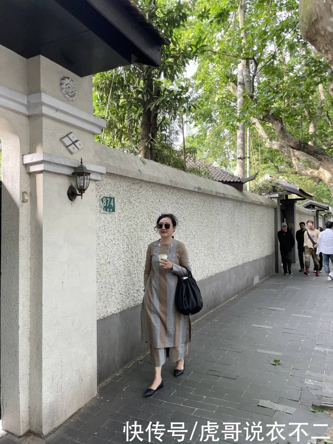 顺色|过了50岁的微胖女人，夏季流行“穿松不穿紧”，学她这么搭真优雅