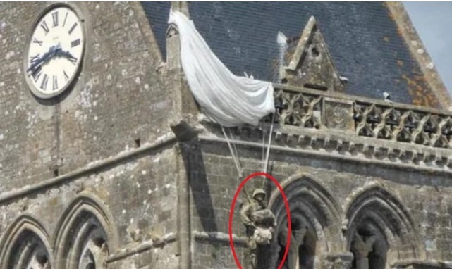 这一|二战“装死”的士兵，被挂在教堂逃过死亡，没想这一挂就是74年