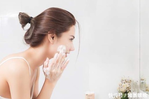敏感肌|女生学会这3个洗脸方法,毛孔小了,皮肤也细腻了