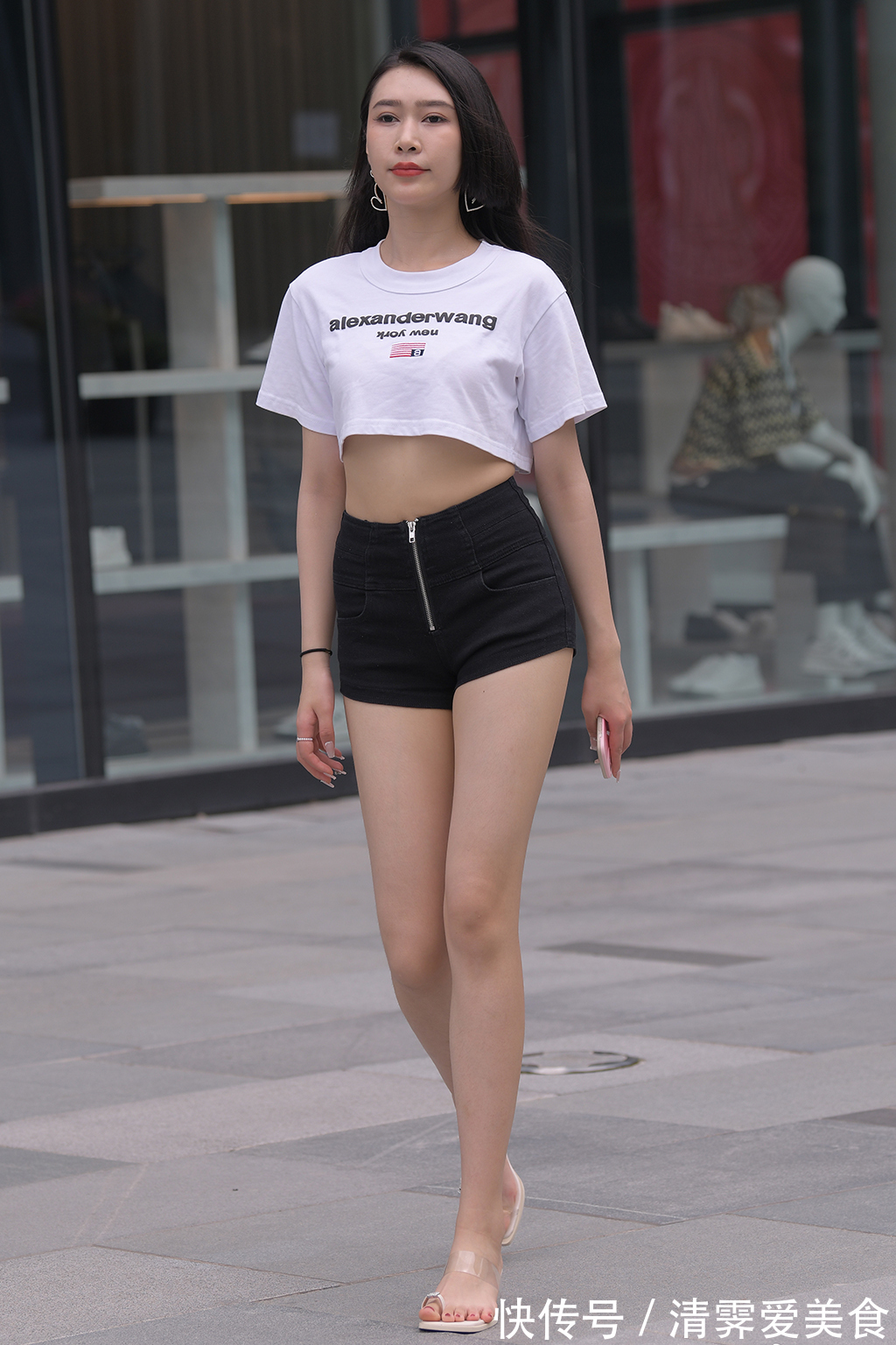 高跟鞋 简约大方的清新穿搭,短款白色短袖衫配黑色短裤,高挑美丽又时尚