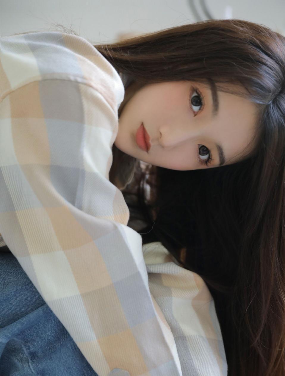 花季少女告诉你什么是清纯的性感,吊带背心牛仔裤穿出不一样的美