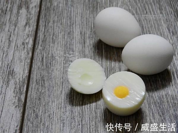 煮鸡蛋时，先不要下锅煮，加上这两步，鸡蛋不开裂，还自动脱壳
