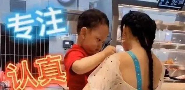 暖男|妈妈穿“露肩装”出门,直男宝宝操碎了心,网友:长大后是个暖男
