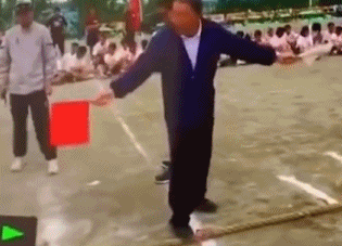 |搞笑GIF趣图：在小超市买完东西出去