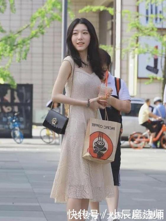 连衣裙 美女穿搭：魅力连衣裙看着优雅动人，让你轻松穿出时尚潮女范
