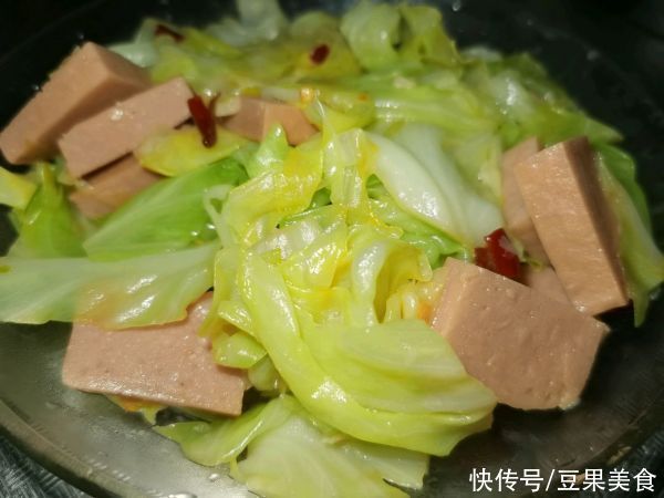 告诉你3个诀窍,在家也能做出奶香卷心菜炒午餐肉
