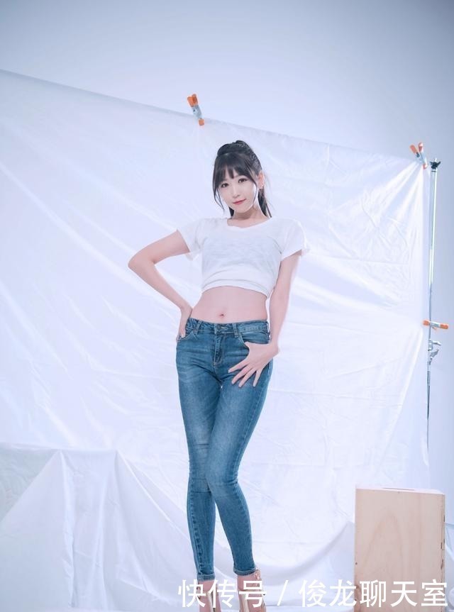 都是小蛮腰配牛仔裤,路人和模特感觉完全不一样