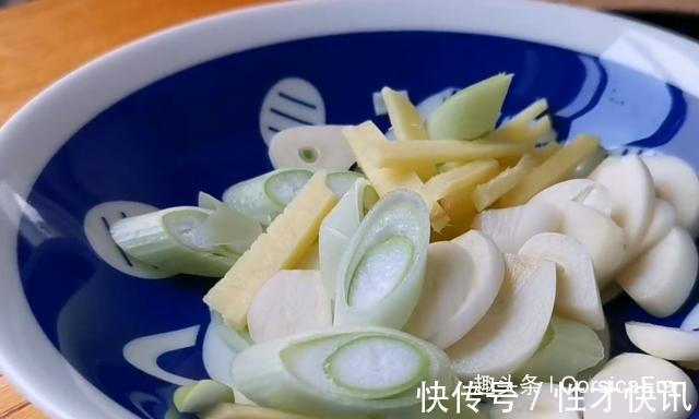 我家带鱼从不红烧，淋一个鸡蛋，不油炸不清蒸，出锅孩子抢着吃