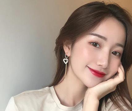 显白的发色，显得人比较甜美，造型也是很美的