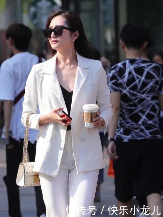 西服|一张萝莉的脸,再搭配御姐范风格的衣服,却美的惊心动魄