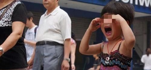 相劝|女孩一丝不挂和妈妈逛超市,路人好心相劝,却被怒怼多管闲事