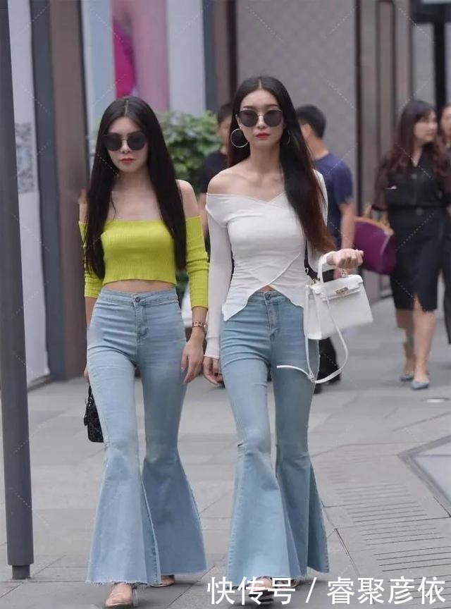 浅蓝色喇叭裤配个性上衣的穿搭,彰显性感之余又温柔优雅