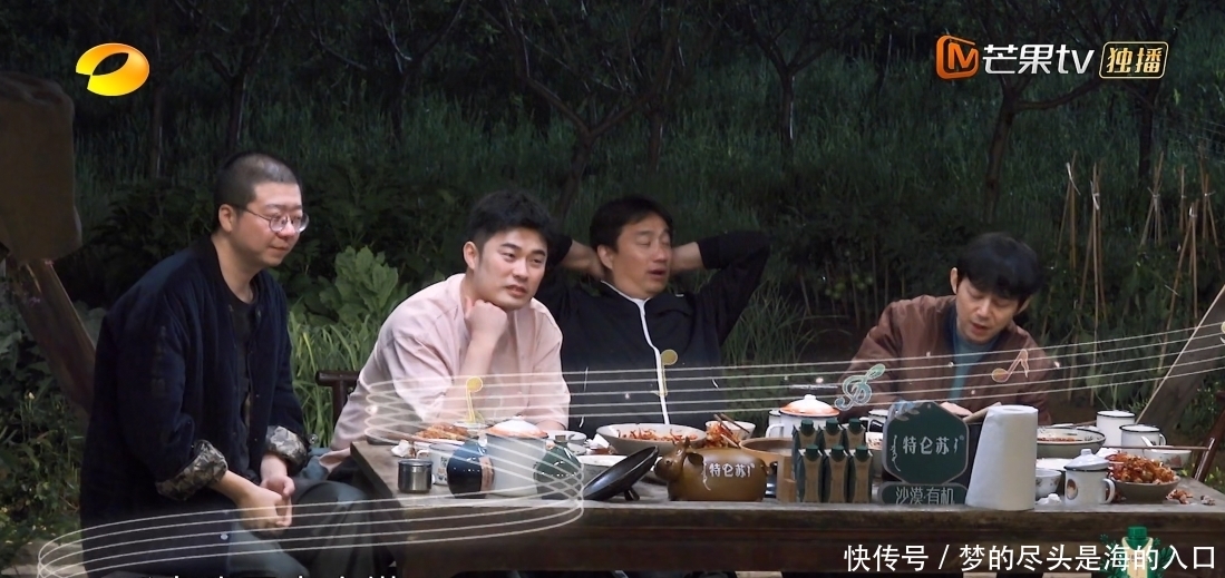 张艺兴 张艺兴抢着做饭又不会生火,搞砸黄磊做好的菜,自责说压力好大