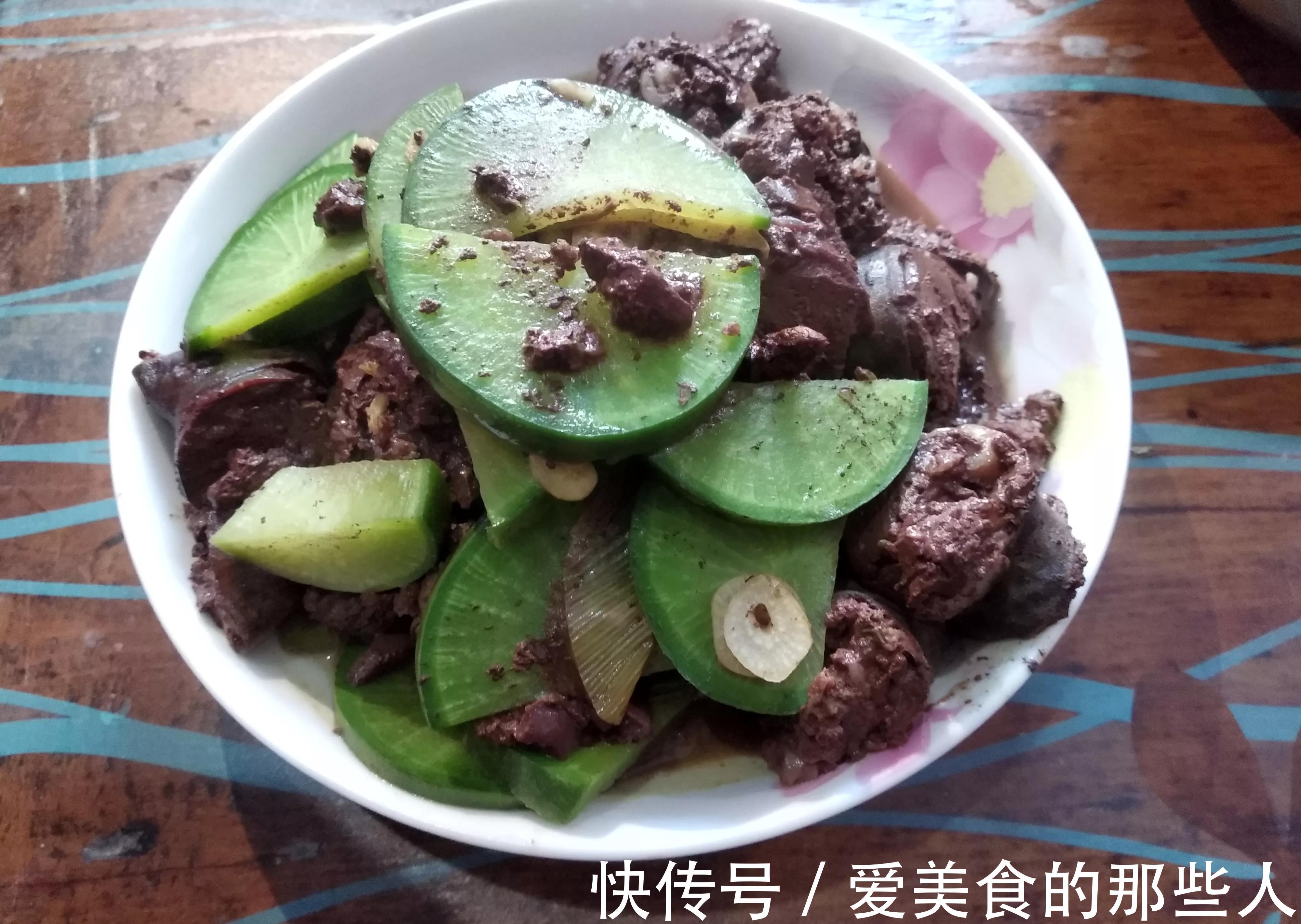 周末帮老丈人干农活,丈母娘做了6道菜,媳妇:我们来是想吃青菜的