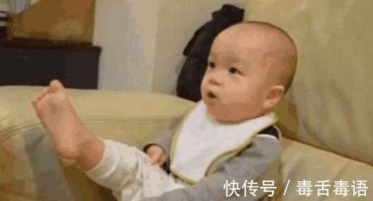 宝爸|宝爸给1岁宝宝喂饭, 宝妈进来看到这一画面, 乐的哈哈大笑!