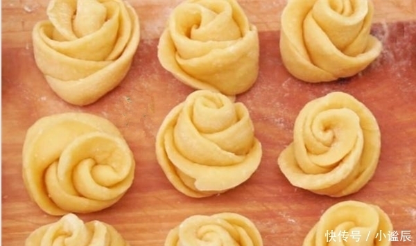 不用烤箱,不加水,如此做也能做松软香甜的小面包,做一锅不够吃