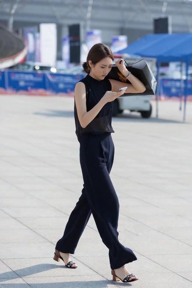 街拍:小美女无袖上衣配白色裤子,色彩运用十分娴熟,让人惊艳