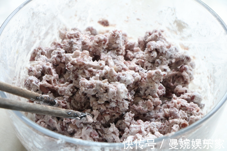 绿豆雪糕|夏天红豆别煮粥了，加半碗糯米粉一蒸，清凉又解暑，比凉糕好多了