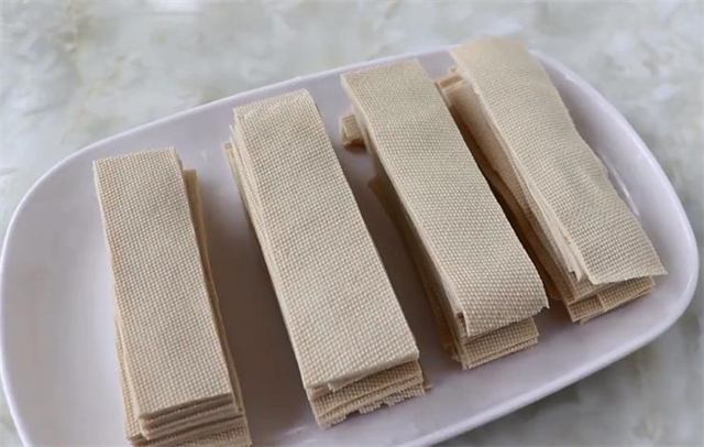 豆腐皮这个做法真的太香了，刚上桌就被抢着吃，吃着真过瘾