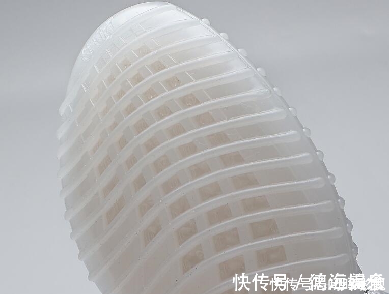 运动鞋 耐克也该有紧张感了,老牌鞋厂吊打外资品牌,跑步像是要“飞起”