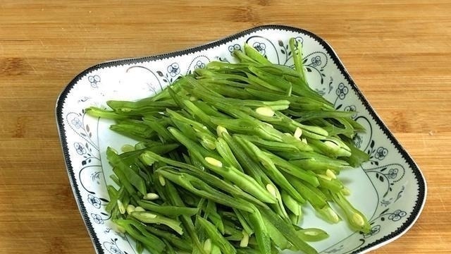 焯水|此菜1年4季都很贵,补钙比牛奶更强,再贵我家每周也要吃4次