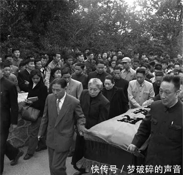 黄源@鲁迅葬礼现场:16位大佬抬棺,数万人送行,棺木覆盖“民族魂”
