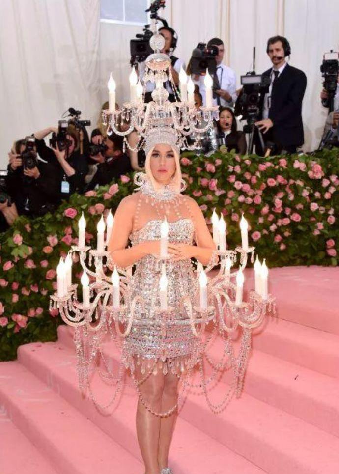 这就是传说中的时尚界春晚？明明更像“群魔乱舞”，太辣眼睛