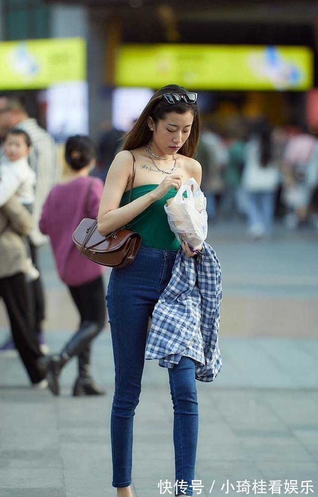 印花 打底裤怎么穿都不会出错，穿起来更舒适，增加造型层次感