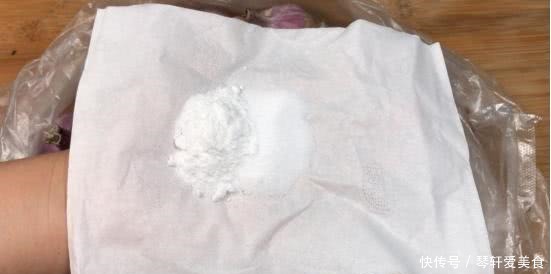 大蒜保存很困难?多加一点它,放1年也不会干瘪发芽,快学一学
