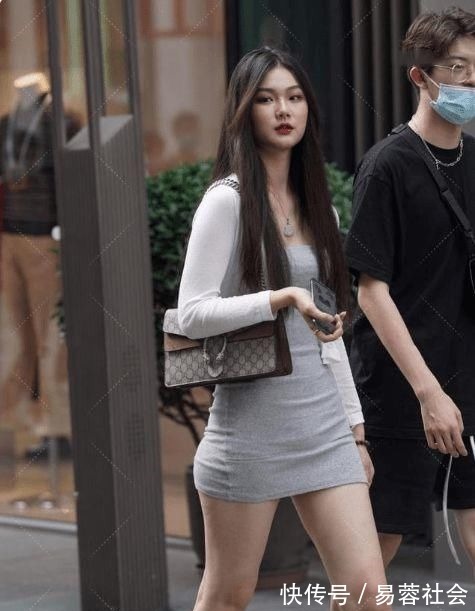 高跟鞋 灰色连衣裙和白色大衣搭配,配色高级,气质出众