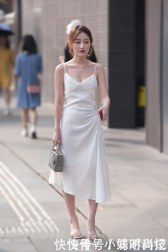 街拍白天鹅般的打扮,走在大街上到哪都显眼,但肤色一定要棒