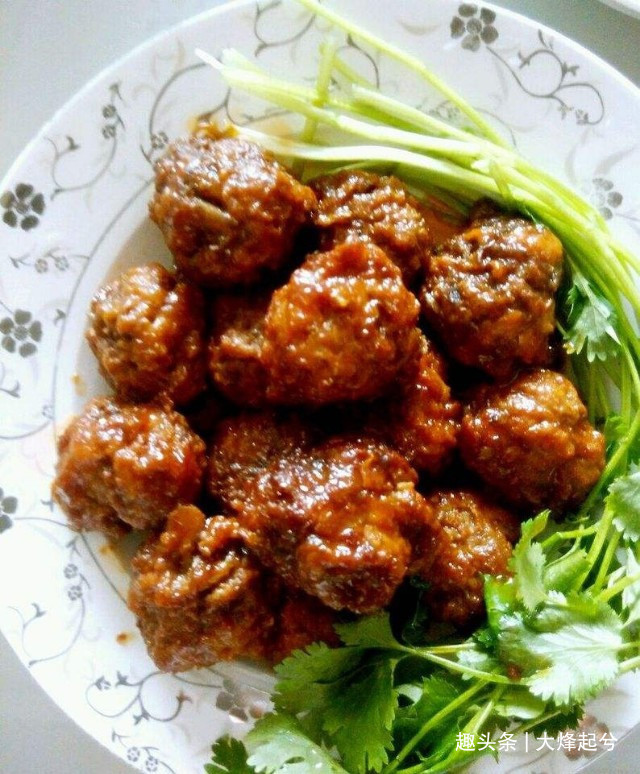 肉丸子的做法，想成本低，口感劲道，配料是关键，技巧告诉你