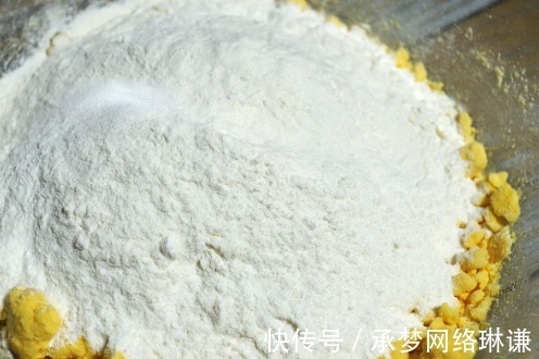 保鲜膜|不用一滴油的水烙玉米饼，做法简单，当做早餐吃很合适