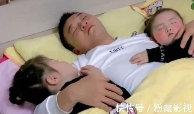 亲爹|“全网混得最差”的男娃走红,午休照片被拍下,网友:真是亲爹