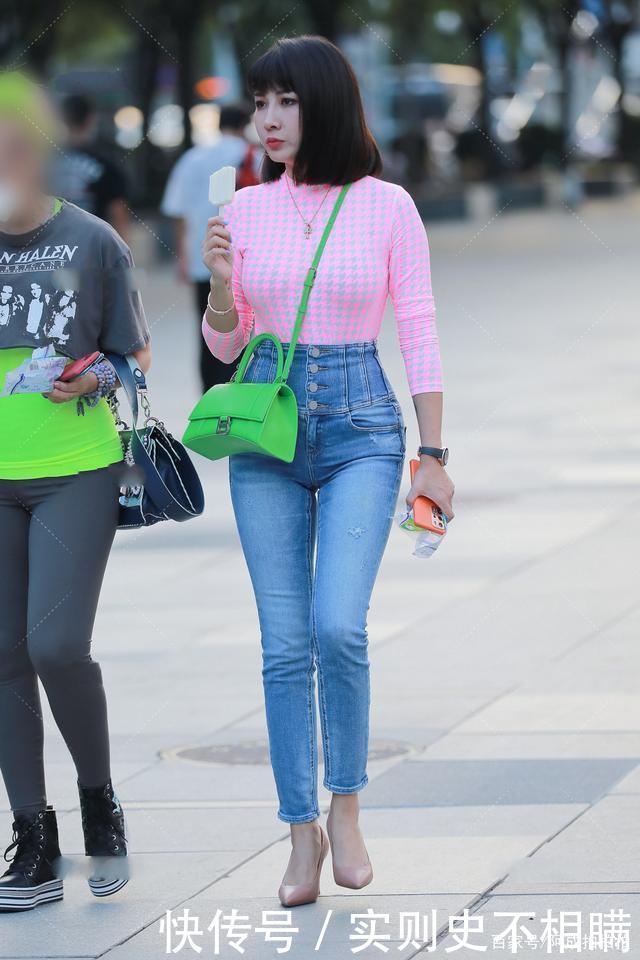 身穿粉色长T恤，艳丽上衣，搭配魔力短发冷艳高级